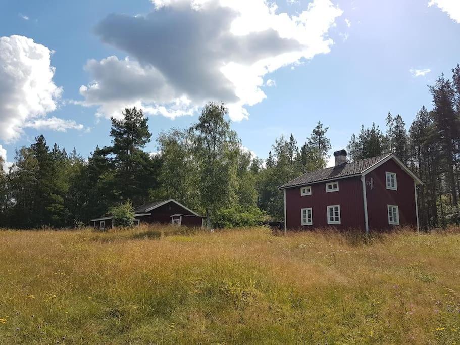 Charmig Gard Med Bastu, Strandtomt Och Utedusch I Naturskoent Omrade Sveg Buitenkant foto