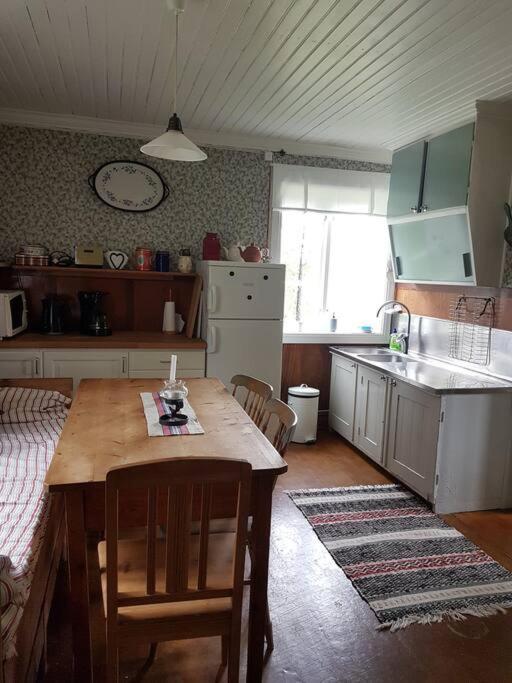 Charmig Gard Med Bastu, Strandtomt Och Utedusch I Naturskoent Omrade Sveg Buitenkant foto